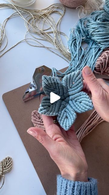 Easy Macrame Flower Tutorial, Macrame Design Tutorials, Thing To Learn, Flower Macrame, Macrame Flowers, Macrame Flower, Macrame Thread, Making Stuff, Macrame Patterns Tutorials