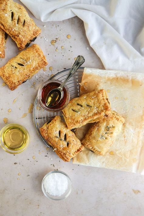 Vegan Caramelised Onion and Spinach Puff Pastries - Cooking With Parita Spinach Puff Pastry, Savory Puff Pastry, Spinach Puff, Vegan Apps, Vegan Pastries, Cheesy Spinach, Pastry Appetizer, Puff Pastries, Caramelised Onion