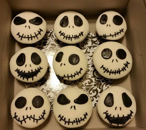 Jack Skellington Party, Jack Skellington Cake, Nightmare Before Christmas Cake, Farm Birthday Cakes, Jack Nightmare Before Christmas, Disney Cupcakes, Chocolate Deserts, Party Bites, Christmas Donuts