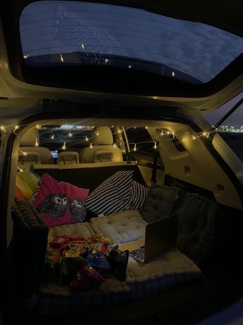 Trunk Movie Night, Cute Car Backseat, Van Life Aesthetic, Camping Girl, Dream Dates, Fall Picnic, Car Deco, Road Trip Car, Cute Date Ideas