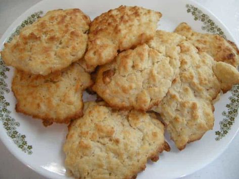 Drop Biscuits with Buttermilk Cat Head Biscuits, Paleo Baking Recipes, Drop Biscuits Recipe, Bacon Gravy, Onion Rolls, Southern Things, Sausage Biscuits, Easy Biscuit Recipe, Southern Biscuits