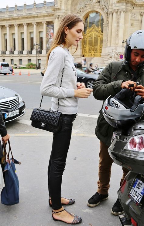 Love how she dresses up this casual jeans outfit with #Chanel 2.55 bag Chanel Bag Classic, Chanel Classic Flap Bag, Street Style Bags, Blogger Street Style, Best Designer Bags, Style Français, Classic Flap Bag, Looks Street Style, Minimal Style