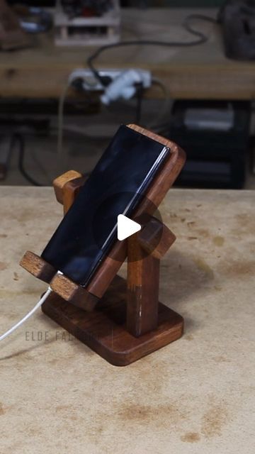 Diy Wooden Phone Holder, Phone Stands Diy, Ipad Stand Diy, Phone Stand Diy, Diy Ipad Stand, Woodshop Projects, Diy Phone Stand, Wooden Phone Stand, Wooden Phone Holder