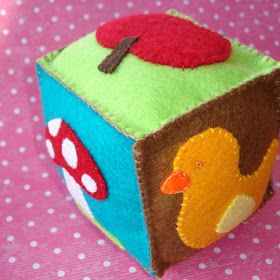 cupcake cutie: Free Pattern: Felt cube toy for baby Homemade Baby Toys, Pola Topi, Baby Toys Diy, Cube Toy, Baby Hedgehog, Diy Baby Gifts, Homemade Toys, Double Stitch, Felt Baby