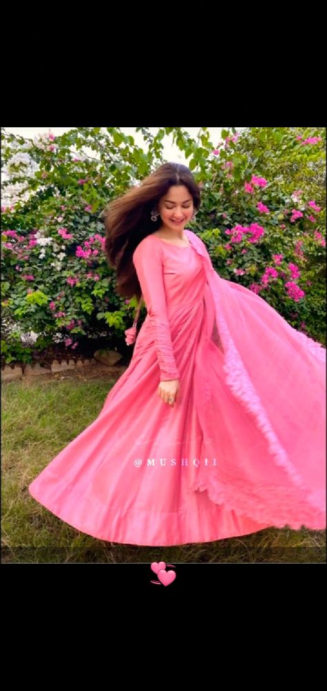 Hania Amir Pink Dress, Hala Pink Dress Mere Humsafar, Hania Amir Pink Dress In Mere Humsafar, Khirad Humsafar Dress, Hala Outfit Mere Humsafar, Dreamy Poses, Hania Amir Dresses, Haniya Amir, Mere Humsafar