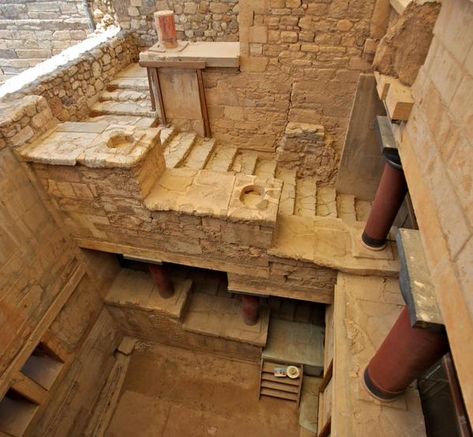 These are the stairs in the Palace of Knossos. It was built 4000 years ago, making it the oldest palace in Europe. Mycenaean Civilization, Minoan Culture, Shield Drawing, Palace Of Knossos, Knossos Palace, Minoan Civilization, Minoan Art, Starověký Egypt, Architecture Antique