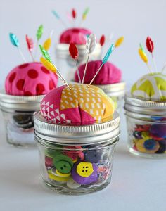 Quilting Party Favors, Mason Jar Pin Cushion, Jar Pin Cushion, Toples Kaca, Grandmas Birthday, 80s Birthday, Kerajinan Diy, Cushion Tutorial, Diy Lego