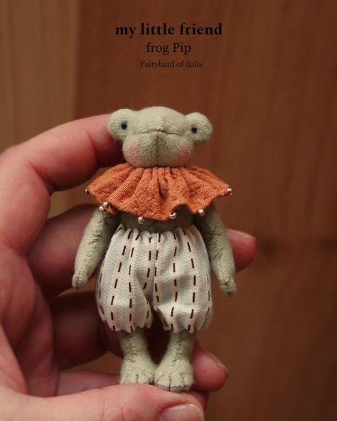 #wooldoll #minidoll #littledoll #spring #doll #ooakdoll #dollmaker #springtime | Instagram Textile Art Dolls, Wool Dolls, Sewing Stuffed Animals, Art Dolls Handmade, Plush Pattern, Clay Art Projects, Clay Dolls, Cute Stuffed Animals, April 20