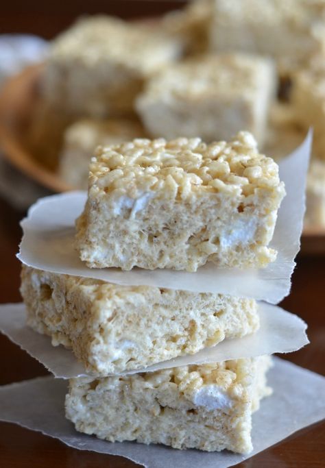 Rice Krispie Treats with double marshmallows, brown butter and vanilla bean. These are the BEST thing you'll ever put in your mouth. Promise. | mountainmamacooks.com Brown Butter Rice, Rice Krispie Bars, Bean Rice, Easy Rice, Krispy Treats, Cereal Treats, Rice Krispy, Butter Rice, Marshmallow Creme