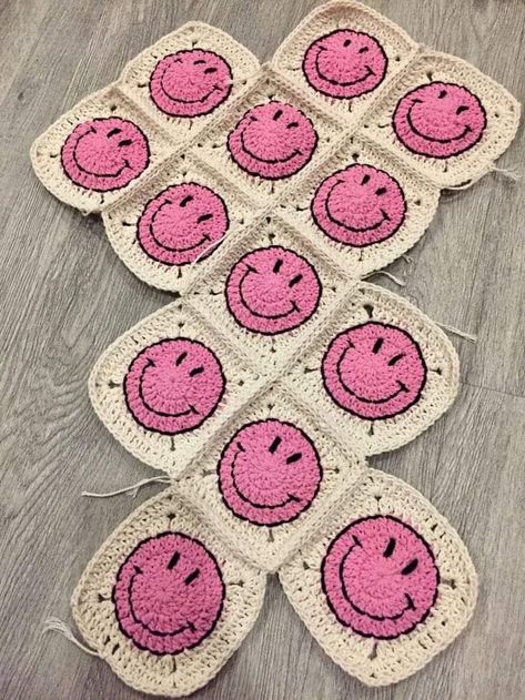 Diy Crochet Top, Pixel Crochet, Crochet Business, Crochet Design Pattern, Beginner Crochet Projects, Crochet Handbags Patterns, Crochet Buttons, Crochet Bookmarks, Smiley Faces