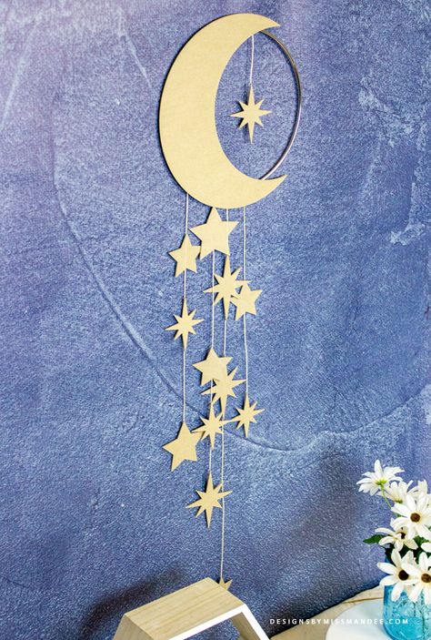 FREE Star Wall Hanging – DIY Nursery Decor - Designs By Miss Mandee. Stars, moon, moon and stars, DIY, craft, chip board, Cricut, die cut, wall hanging, decor, nursery, baby decor, knife blade, DIY decor, SVG. #cricutmade #nurserydecor #freeSVG Star Wall Hanging, Kerajinan Diy, Diy Nursery Decor, Ramadan Kareem Decoration, Ramadan Decoration, Paper Wall Hanging, Ramadan Crafts, Astuces Diy, Diy Nursery