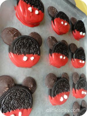 Mickey Mouse Oreos, Mouse Cupcakes, Mickey Mouse Cupcakes, Disney Desserts, Disney Countdown, Disney Treats, Mickey Mouse Birthday Party, Disney Side, Disney Day