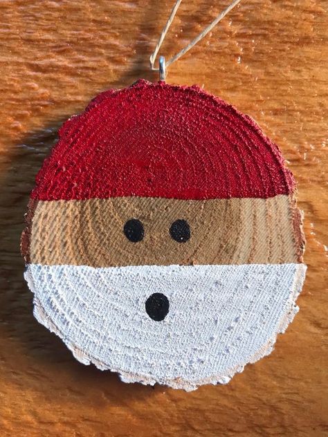 Wood Slice Christmas, Jul Diy, Santa Tree, Tree Slice, Diy Christmas Ornaments Easy, Wood Christmas Ornaments, Christmas Wood Crafts, Santa Ornaments, Christmas Ornaments Homemade