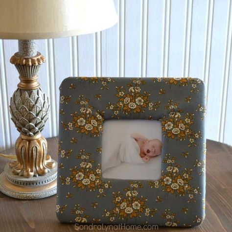 Want to add a soft touch to a nursery, or maybe a bedroom? This DIY fabric photo frame is perfect! It would also make a great handmade gift for Christmas! Photo Frames Diy, Making Mesh Wreaths, Frames Diy, Sister Crafts, Metal Wreath Frame, Handmade Gift Ideas, Frame Fabric, Deco Mesh Ribbon, Rag Wreath