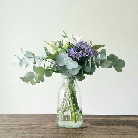 Eucalyptus Cottage, Minimalist Flower Arrangement, Purple Flower Centerpieces, Eucalyptus Centerpiece, Purple Flower Arrangements, White Flower Arrangements, Abstract Ideas, Eucalyptus Bouquet, Blue And Purple Flowers