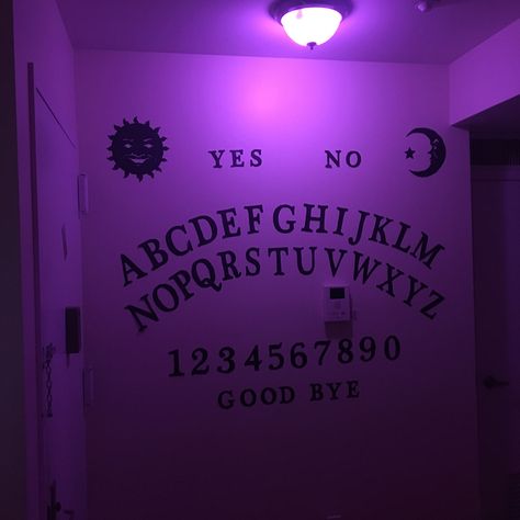 Giant ouija board photo backdrop Soirée Halloween, Casa Halloween, Creepy Halloween Decorations, Halloween House Party, Spooky Halloween Party, A Haunted House, Halloween Wall Decor, Halloween Tattoo, Adult Halloween Party