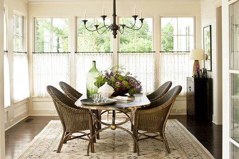 Love the curtains half-way up the window.  Very cozy breakfast room from Favorite Pins Friday! - Beneath My Heart Half Curtains, Southern Living House Plans, House Dining Room, Casual Dining Rooms, Southern Living Homes, Decor Ikea, Wicker Chairs, Up House, Cafe Curtains