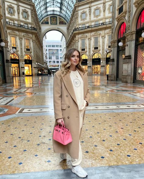 Pink Bag Winter Outfit, Europe Winter Outfits, Chiara Ferragni Style, Wardrobe Aesthetic, York Christmas, Europe Winter, Autumn Outfit, Designer Bag, Winter Fashion Outfits