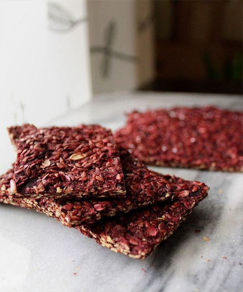 Carrot and Beet Flax Crackers - Healing and Eating #raw #vegan #paleo #glutenfree #dairyfree Juicer Pulp Recipes, Flaxseed Crackers, Cucumber Juice Benefits, Red Juice Recipe, Juice Pulp Recipes, Flax Crackers, Pulp Recipes, Beet Juice Recipe, Bbq Party Food