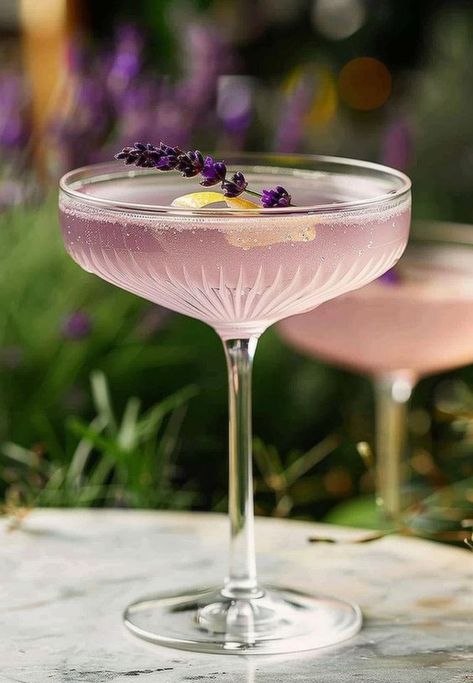 Purple Cocktail Recipes, Purple Moodboard, Lavender Drink, Lavender Martini, Summer Mocktails, Lavender Cocktail, Floral Drink, Ep Cover, Purple Cocktails