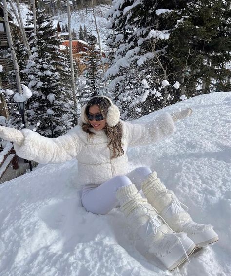 Cute Layered Outfits Winter, Earmuffs Outfit Winter, Winter Bimbocore Outfits, Arctic Fashion, Snow Outfit Inspo, Winter Outfit Snow, Iceland Outfit, Winter Outfits Black Women, Mode Au Ski