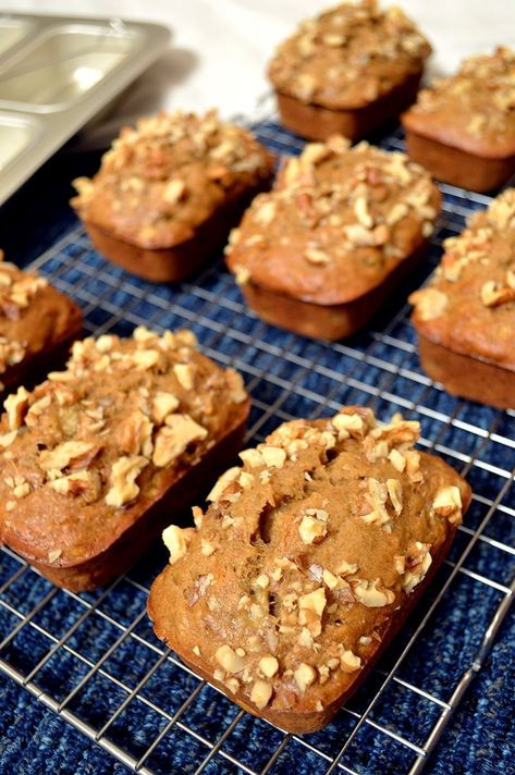 Mini Loaf Banana Bread Recipe, Mini Banana Bread Recipe, Banana Bread Loaves, Walnut Banana Bread, Mini Bread Loaves, Walnut Bread Recipe, Mini Loaf Cakes, Pastry Ideas, Banana Bread Loaf