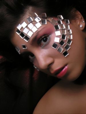 Makeup Craft Ideas for Teens Disco Ball Makeup, Diy Makeup For Photoshoot, Craft Ideas For Teens, Fall Beauty Trends, New Makeup Ideas, Ball Makeup, Makeup Crafts, Eyeliner Designs, Party Make-up