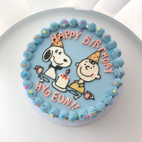 Korean Bento Cake, Snoopy Birthday Cake, Snoopy Cake, Peanut Cake, Artist Cake, Snoopy Party, Snoopy Birthday, Korean Cake, Xmas Cake