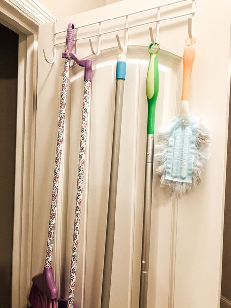 Panty Organization Dollar Tree, Dollar Store Home Hacks, Small Bathroom Organization Ideas Diy, Home Organization Dollar Tree, Easy Home Organization Diy, Dollar Store Toy Organization, Apt Organization Ideas, Dollar Tree Bathroom Decor Diy Apartment, Dollar Tree Organizing Hacks