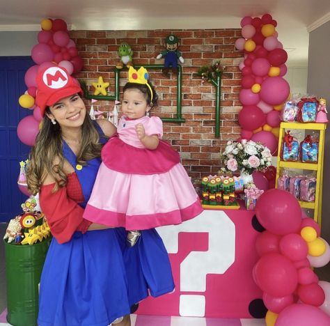 Princess Peach First Birthday, Princess Peaches Birthday Party, Princess Peach Birthday Ideas, Princess Peach Themed Party, Princess Peach Balloon Garland, Super Mario Girl Birthday Party, Mario Birthday Party Girl, Princess Peach Centerpiece, Princess Peaches Birthday Theme