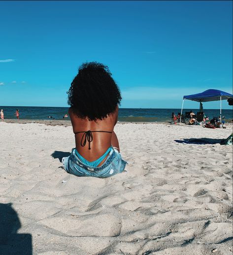 Black girl sitting on the beach with natural curly hair, beach aesthetic, solo date beach day ideas Black African Hair, Curly Natural Hair, Girl Beach, Beach Photography Poses, Black Curly Hair, Boho Hairstyles, African Hairstyles, Woman Beach, Beach Aesthetic