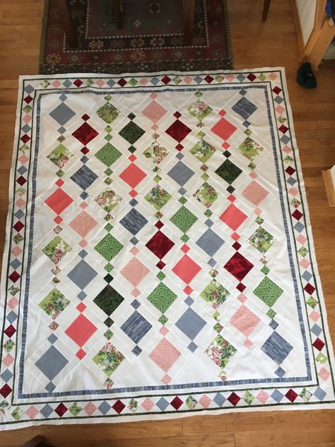 Chandelier Quilt, Charm Square Quilt, Charm Pack Quilts, Charm Quilt, Quilt Square Patterns, Sampler Quilts, Scrap Quilt Patterns, Cute Quilts, Quilt Border