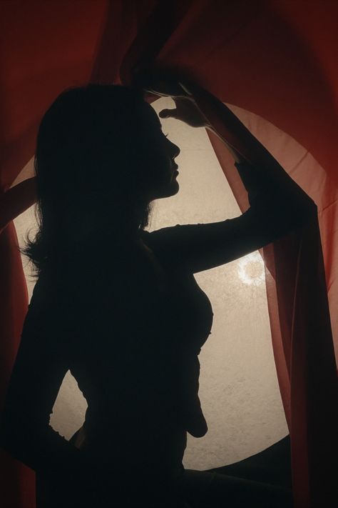 Kendall Jenner Red Aesthetic, Seductress Aesthetic, Femme Fatale Aesthetic Black, Curtain Silhouette, Briana Core, Silhouette Photoshoot, Vampire Core, Vampire Book, Instagram Account Ideas