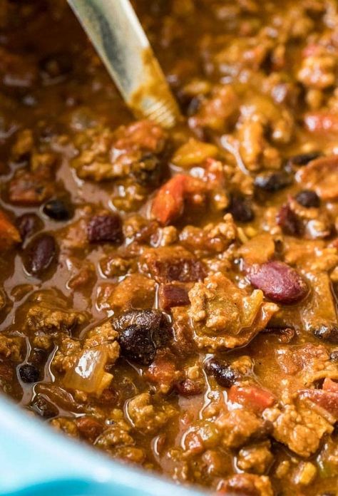 How to make the BEST Chili Recipe! So easy and so good! Everyone raved about this one! #chili #chilirecipe #chiliconcarne #sugarspunrun Meat Lovers Chili, Longhorn Chili Recipe, Rich Chili Recipe, Steakhouse Chili, Southern Chili, Chuck Roast Chili, Champ Recipe, Chili Side Dishes, Basic Chili