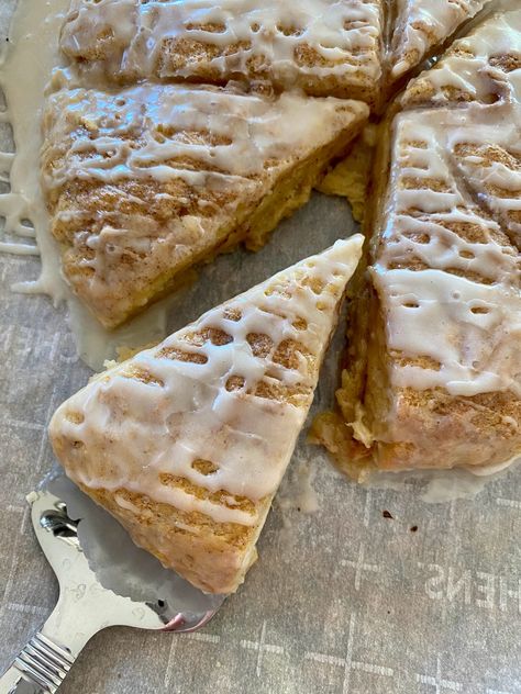 Cinnamon Scone Cinnamon Scone, Tasty Breakfast Ideas, Cinnamon Scones Recipe, Granola Pancakes, Breakfast Scones, Cinnamon Scones, Scones Recipe Easy, Homemade Scones, Scones Ingredients