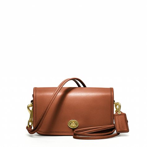 Coach classic leather shoulder purse - High school all over again! Coach Totes, Discount Coach Bags, Coach Bags Outlet, Cheap Coach Bags, Brown Coach Purse, Wholesale Designer Handbags, Coach Legacy, Brown Coach, Handbag Stores