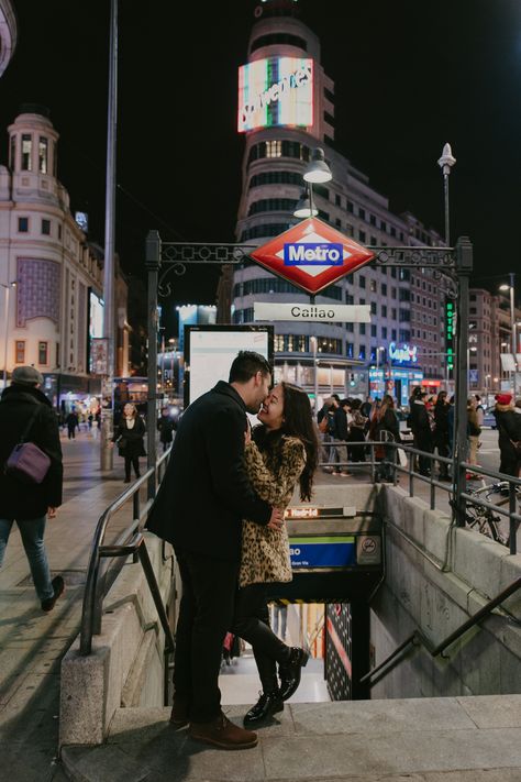 Madrid Couple Photography, Traveling Poses, Madrid Photo Ideas, Spain Couple, Paris Poses, Madrid Pictures, Couples City, Couple Photo Session, Couples Holiday