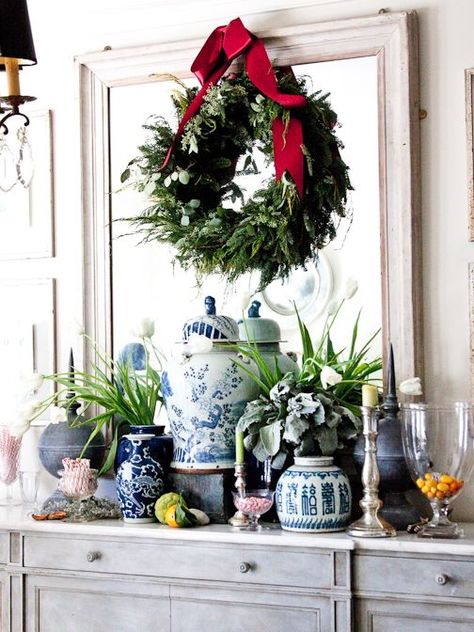 Holiday decor ideas: Bring nature into your home. Chinoiserie Christmas, Enchanted Home, 12 December, Noel Christmas, Blue Christmas, Christmas Joy, Christmas Inspiration, Yule, Decoration Table