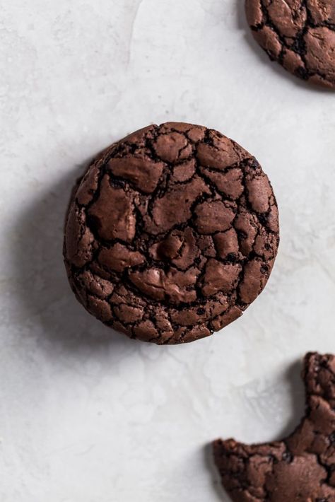 These made from scratch brownie cookies are made with cocoa powder instead of melted chocolate to keep it easy. They are chewy and have that crinkle top just like a brownie would. These cookies also have no chill time which basically makes them the perfect cookie. #browniecookie #brookie #chocolatebrowniecookie#chocolatecookies #fromscratch #cocoapowdercookies Cocoa Powder Cookies, The Perfect Cookie, Chocolate Brownie Cookies, Cookie Brownie Recipe, Chewy Brownies, Baking Desserts, Crinkle Top, Chocolate Crinkles, Chill Time