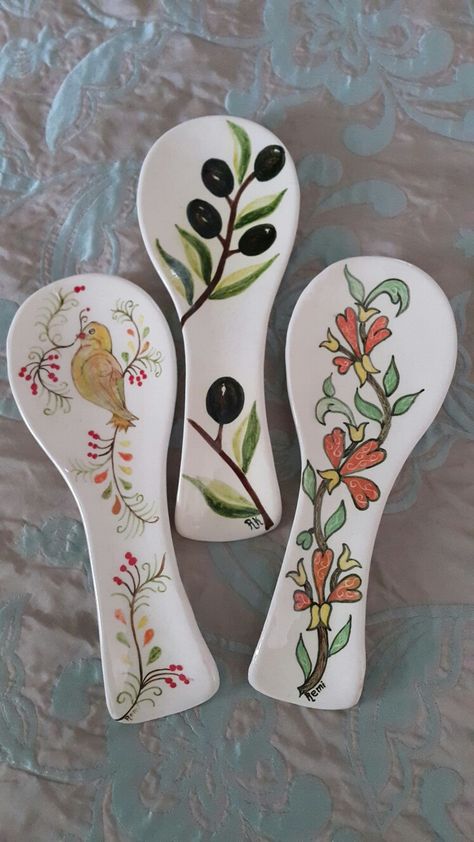 Ceramic Spoon Rest Painting Ideas, Spoon Rest Painting Ideas, Spoon Rest Pottery Painting Ideas, Spoon Rest Ideas, Ceramics Pottery Bowls, Pottery Lessons, Mosaic Pots, Ceramic Spoon Rest, Pottery Painting Designs