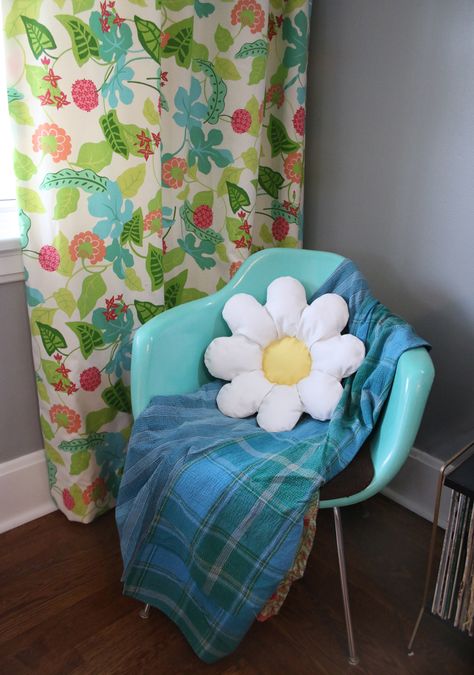 This DIY flower pillow tutorial from @abeautifulmess_  will be sure to brighten your day! Click in to learn how to make this fun design perfect for a bed, couch, or chair. Finish by styling with a fun throw. Flower Pillow Tutorial, Diy Flower Pillow, Daisy Pillow, White Upholstery Fabric, Throw Pillow Diy, Daisy Pillows, Diy Throw Pillows, Nora Ephron, Pillow Tutorial