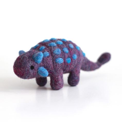 Linda🐼 | Needle Felted Animals na Instagramie: „It's my first time making one of these guys. Say hello to Ankylosaurus. Rawr.💜 I'm hoping to have all the dinos listed for Monday. I'll let…” Needle Felted Dinosaur, Needle Felted Fox, Felted Crochet, Felt Fox, Needle Felting Diy, Felting Ideas, Felted Wool Crafts, Needle Felting Kits, Needle Felting Projects