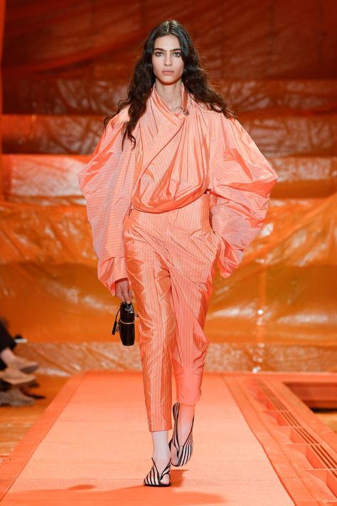 Vogue 2024, Pink Runway, Pantone 2024, Apricot Crush, Coral Shades, 2024 Runway, Coral Fashion, Color Trends Fashion, 2024 Color