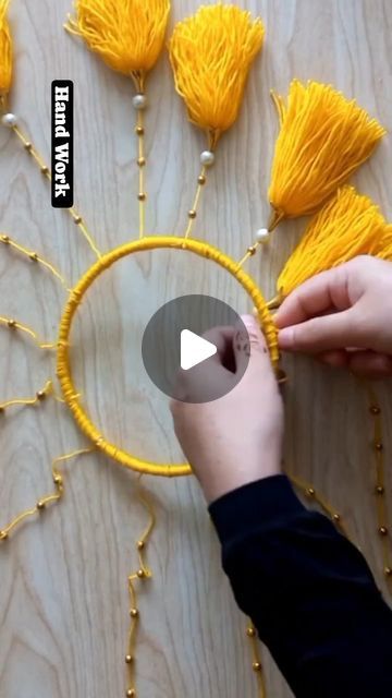 Diy Home Decor With Yarn, Unique Wall Hangings Creative, Fabric Wall Decor Ideas, Craft By Paper, Wall Hanging Diy Paper Easy, Diy Woolen Craft, Wollen Thread Crafts Wall Hanging, Wool Crafts Diy Wall Art, Woolen Craft Creative