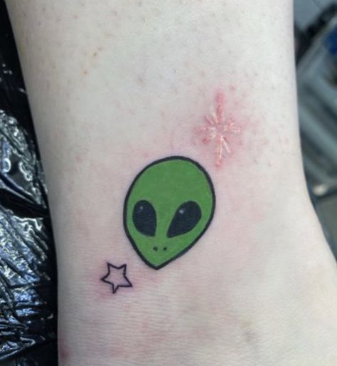 Magali Blackspirit on Twitter: "Aliens 🖤 #colortattoos #smalltattoos #cartoontattoos #cutetattoos Amsterdam… " Tattoo Silly, Silly Alien, French Tattoo, Living In Amsterdam, Cartoon Tattoos, Color Tattoo, Cute Tattoos, Paw Print Tattoo, Blackwork