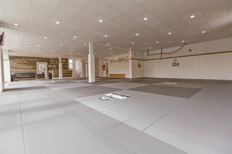 Bjj Gym, Jiu Jitsu Gym, Dojo Design, Jiu Jutsu, Dojo Ideas, Judo Training, Muay Thai Gym, Karate Dojo, Modern Tv Room