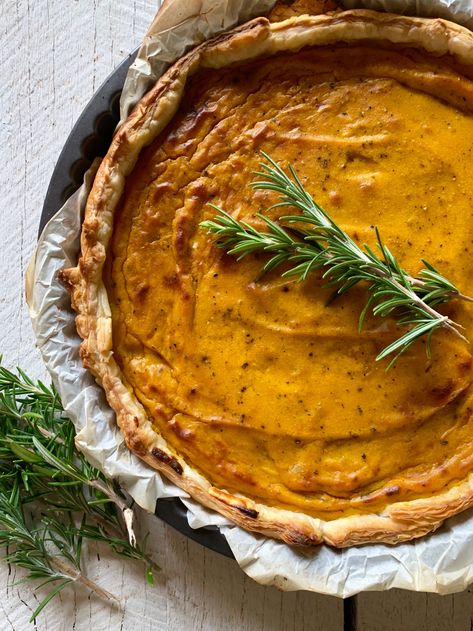 Pumpkin Quiche With Bacon, Savoury Pumpkin Pie, Pumpkin Quiche Recipes, Halloween Quiche, Pumpkin Quiche, Cottage Halloween, Onion Quiche, Delicious Quiche, Rosemary Recipes