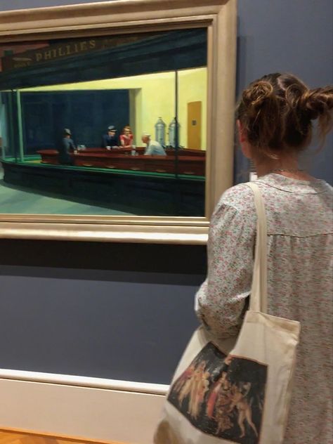 girl with spacebuns and a tote bag standing in front of nighthawks by edward hopper in a museum Art Institute Of Chicago Aesthetic, Chicago Girl Aesthetic, Chicago Aesthetic Summer, Chicago Summer Aesthetic, Chicago Day Trip, Twenty Twenty Three, Strega Nona, End Of Beginning, Chicago Art Institute