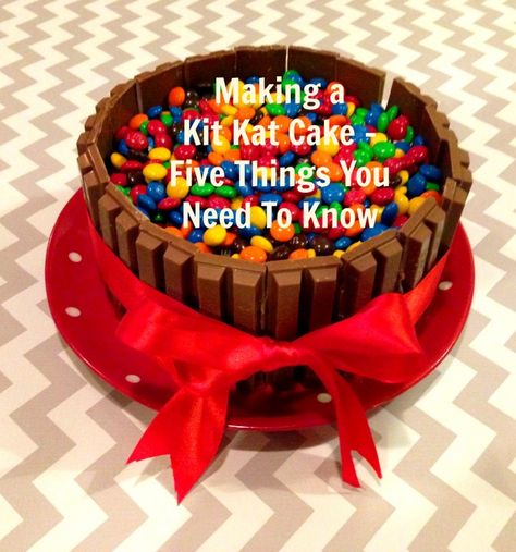 Kit Kat Birthday Cake Ideas, Cake With Kit Kats Around It, Kit Kat Cake Birthday, Kitkat Cake Decoration, Kit Kat Cake Ideas, Kitkat Cake Ideas, Candy Cake Ideas Birthday, Kit Kat Cakes, Candy Cake Ideas