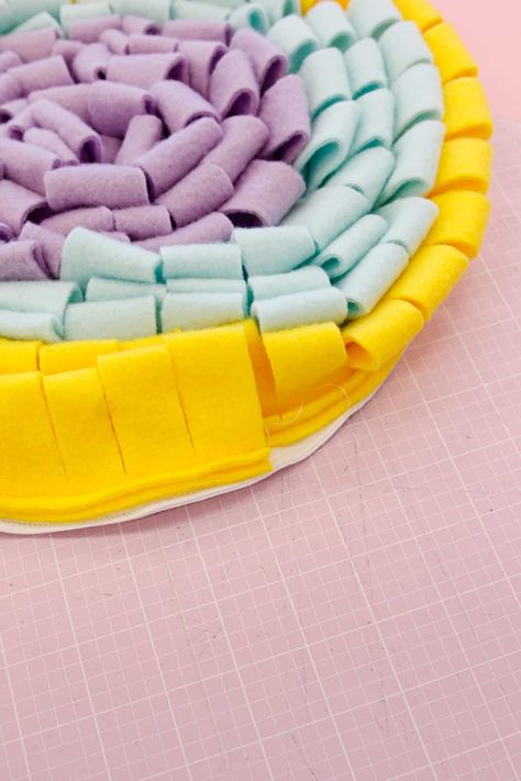 Snuffle Mat Diy Cats, How To Make Snuffle Mats For Dogs, Diy Dog Sniff Mat, Diy Snuffle Mat For Rabbits, Cat Snuffle Mat Diy, Diy Sniff Mat For Dogs, Snuffle Mat Pattern, Diy Dog Snuffle Mat, How To Make A Snuffle Mat For Dogs